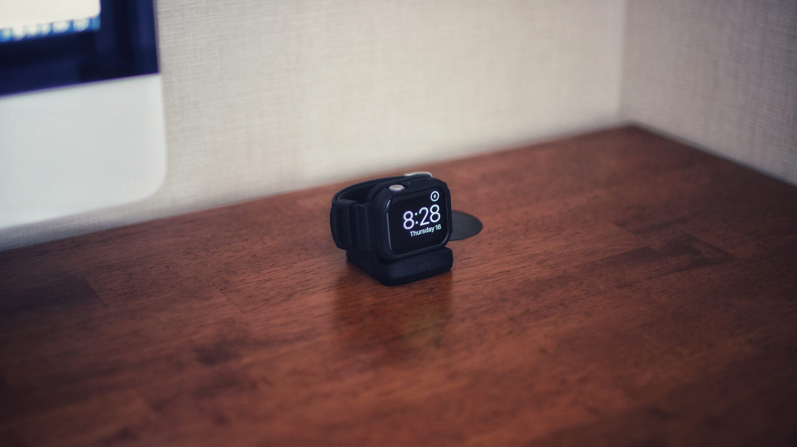 「デスクの配線孔を使ってApple Watchの充電ドックをいい感じにした」のアイキャッチ画像