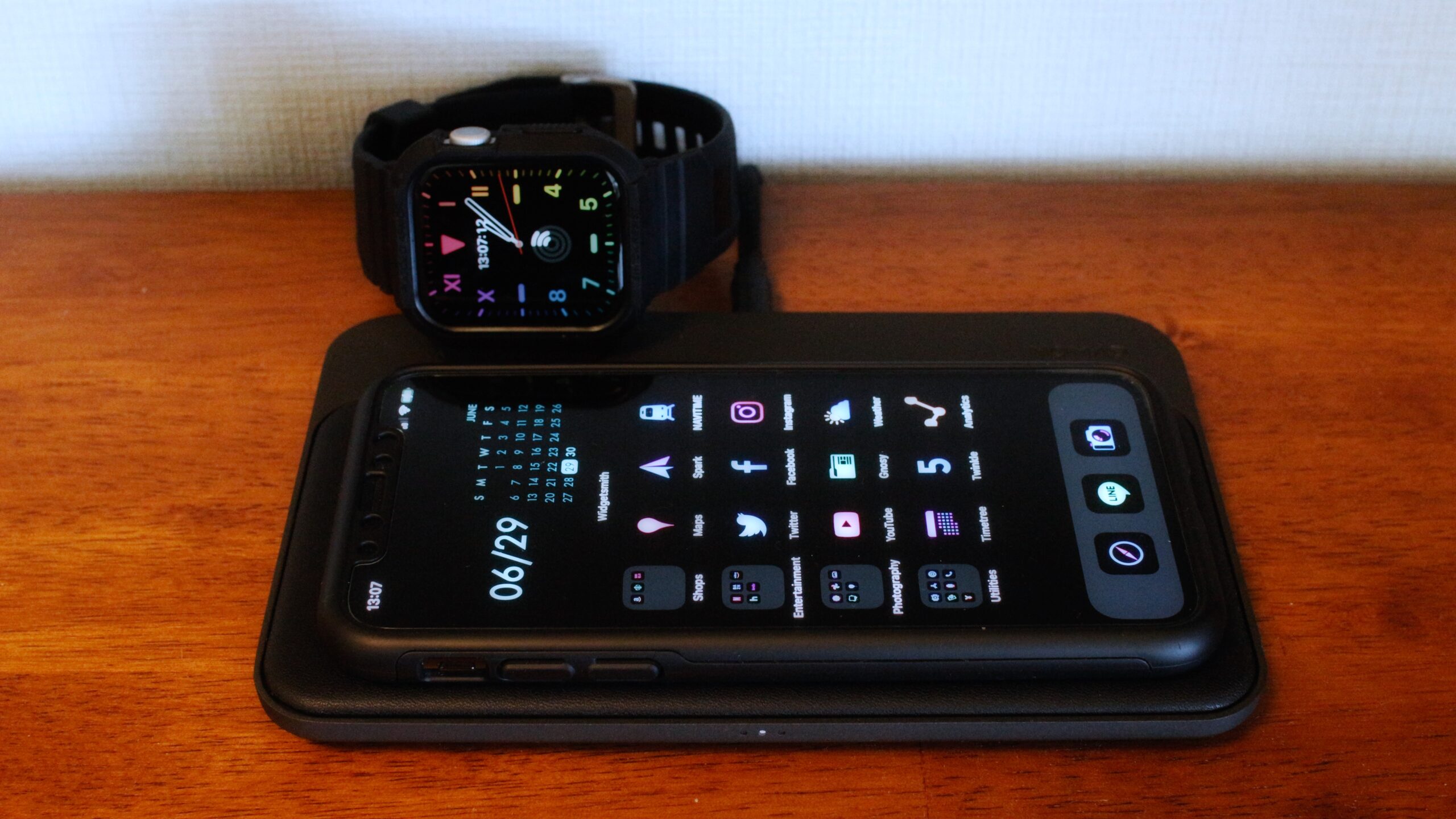 「デスク上のワイヤレス充電はコレ一択。NOMADの「Base Station – Apple Watch Edition -」」のアイキャッチ画像